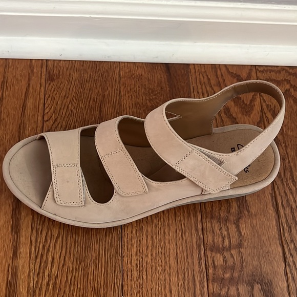 Clarks Reedly Juno Hook Suede Loop Cushion Wedge Sandal in Sand size 8.5 - Picture 4 of 8